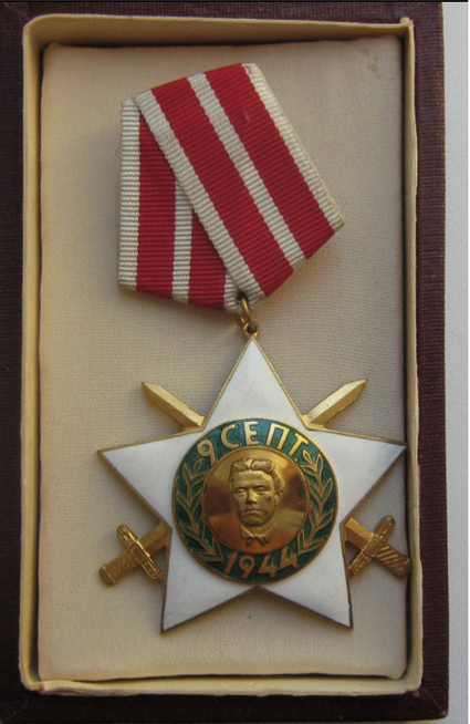 Орден 9 сентября 2 ст 1944 г с мечами в родной коробке  2-й тип