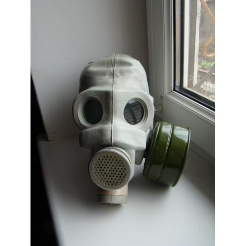  Армейский противогаз ПМГ Нерехта с сумкой для его переноски и запасным фильтром из СССР.