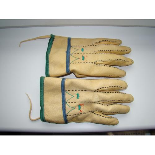Кожаные перчатки ручной работы коренных народов севера времен СССР. 
