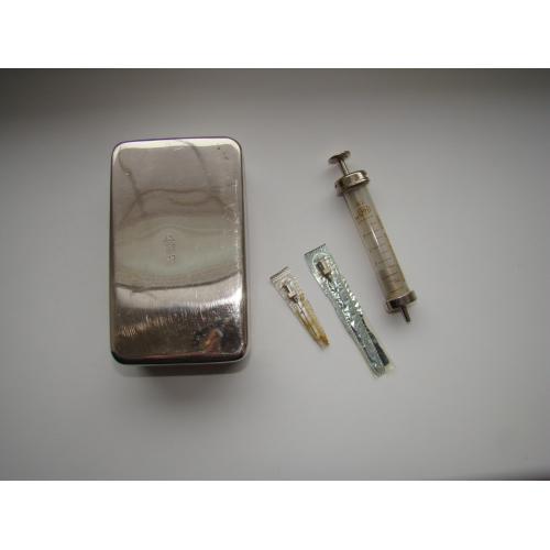 Стерилизатор медицинский огневой, шприц и иголки 1977 г.в. из СССР.