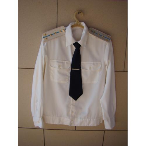 Парадная офицерская рубашка с галстуком и зажимом капитана ВВС СССР.