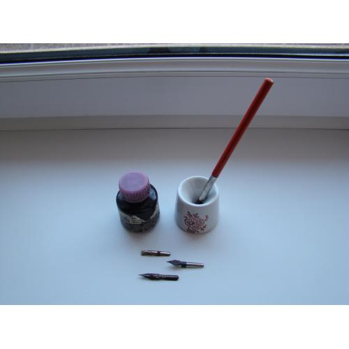 Чернильница, чернильная ручка (макалка), тушь и перья из СССР. 