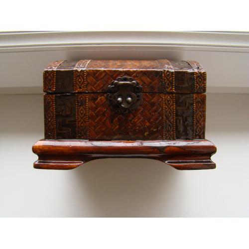 Деревянная шкатулка ручной работы в виде сундука. 