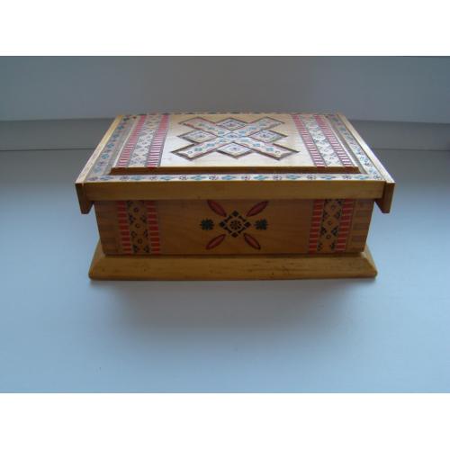 Деревянная шкатулка ручной работы времен СССР.