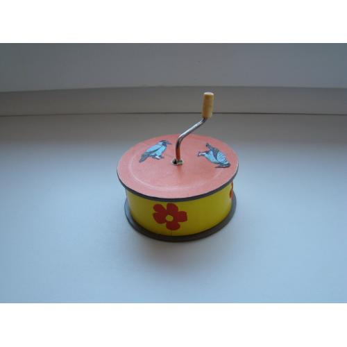 Детская игрушка шарманка из СССР.