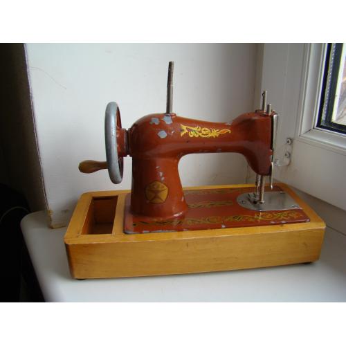 Детская швейная машинка ДШМ-1.