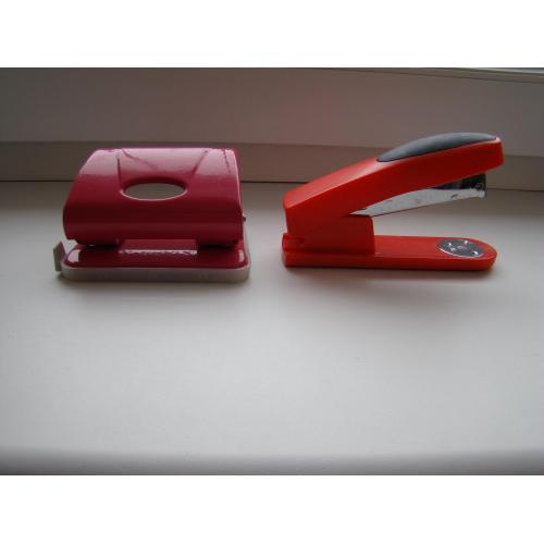 Дырокол и степлер.