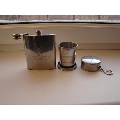 Фляга и раскладной стаканчик.