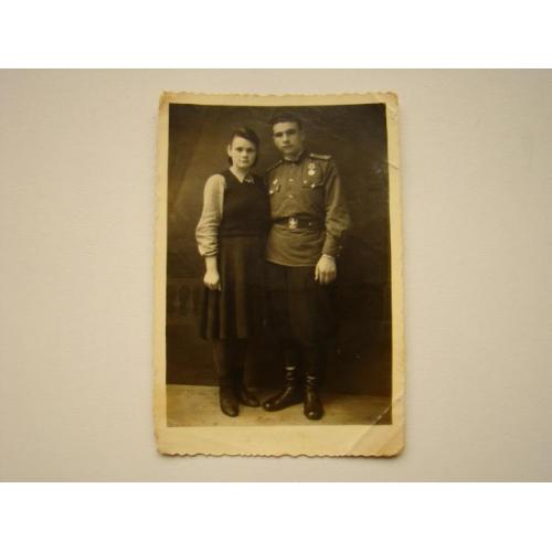 Фото военного офицера с женой, медаль за Отвагу 1943 г.