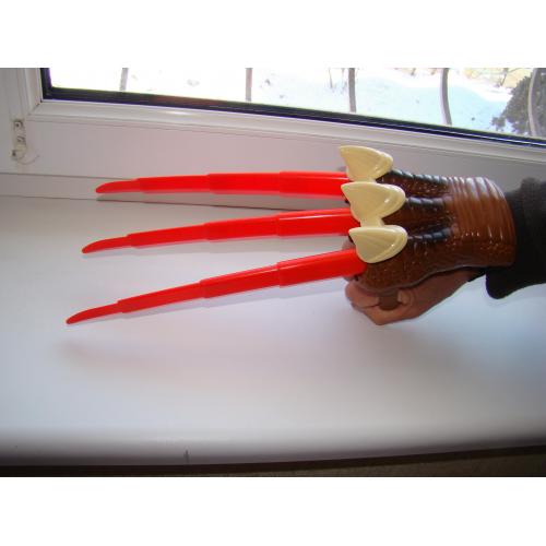 Детская игрушка на руку Когти динозавра или лапа Росомахи.