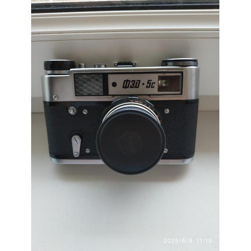 Фотоаппарат ФЭД-5С с объективом И-61Л/Д, 2,8/55 и кожаным чехлом для переноски.