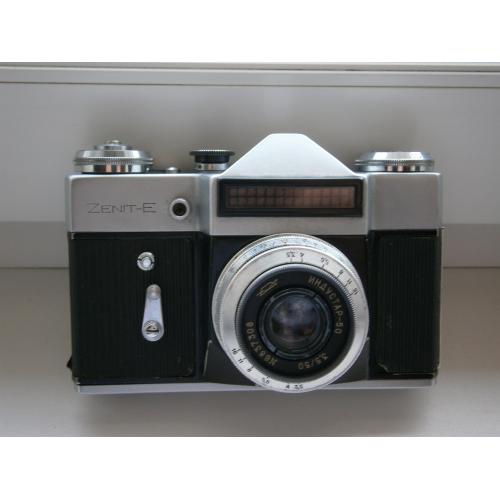 Фотоаппарат Зенит-Е с объективом Индустар -50, 3,5/50 и кожаным чехлом для переноски.