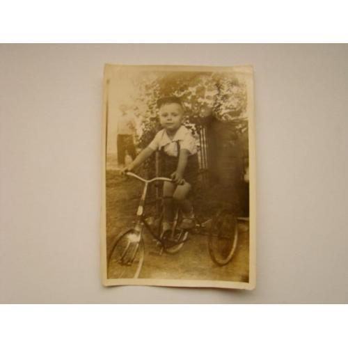 Мальчик на трехколесном велосипеде 1959 г.