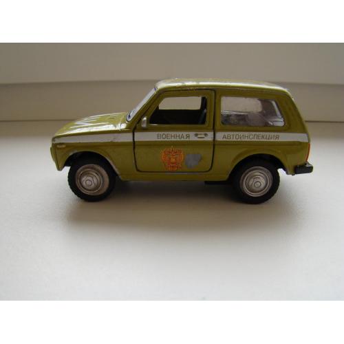 Модель автомобиль Нива ВАЗ 2121, ВАИ военная автоинспекция, 1:34, металлическая.