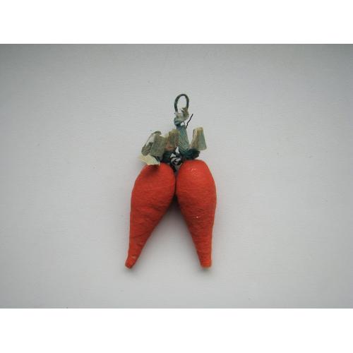 Новогодняя елочная игрушка Морковка папье-маше времен СССР.