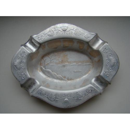 Пепельница Рыбаки на лодке ловят рыбу из СССР.