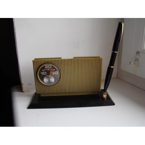 Письменный прибор, градусник, отсек для бумаг, чернильная ручка времен СССР.