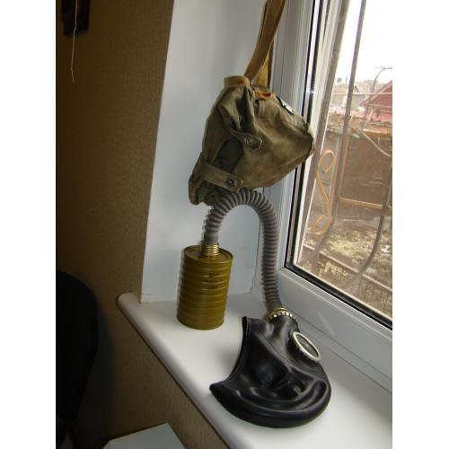 Противогаз с фильтром ГП-5 и сумкой для его переноски.