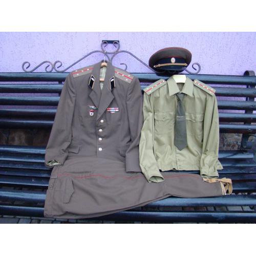 Повседневная офицерская форма и фуражка капитана (танкист) ВС СССР.