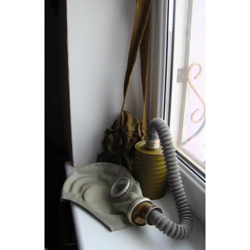 Противогаз ГП-5 с фильтром и сумкой для переноски.