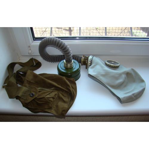 Противогаз ГП-5 с сумкой для его переноски из СССР.