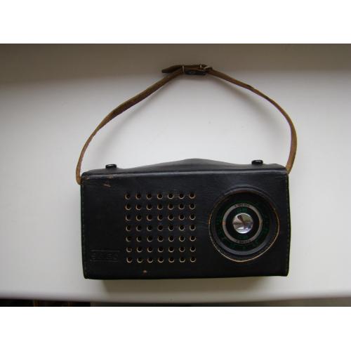 Радиоприемник Selga-404в кожаном чехле для переноски их СССР.