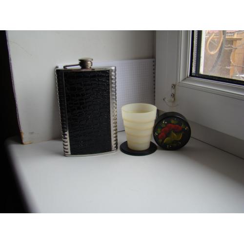 Фляга и раскладной складной дорожный стаканчик с петриковской росписью.