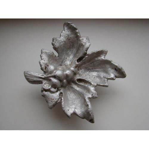 Старая дюралевая пепельница Виноградный лист из СССР.