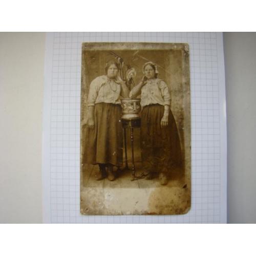 Старинная почтовая карточка Девушки в национальной одежде, Польша