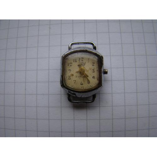 Старые женские часы Заря из СССР.