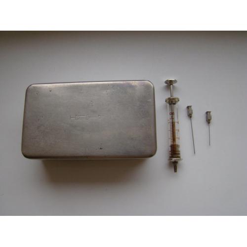 Стерилизатор медицинский огневой, шприц и иголки 1967 г.в. из СССР.