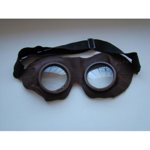 Защитные ретро очки времен СССР.