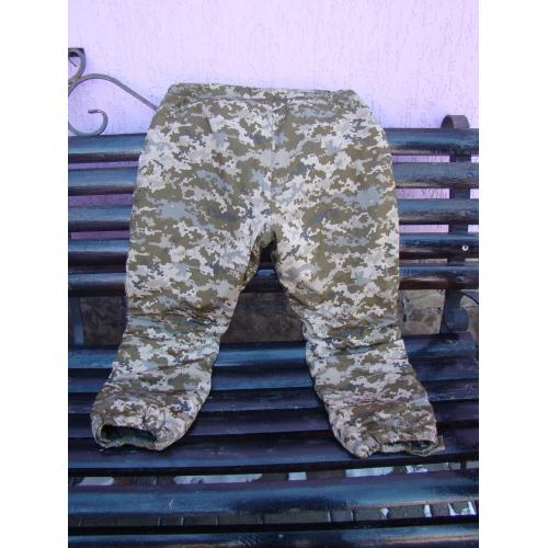 Зимние штаны в расцветке пиксель.