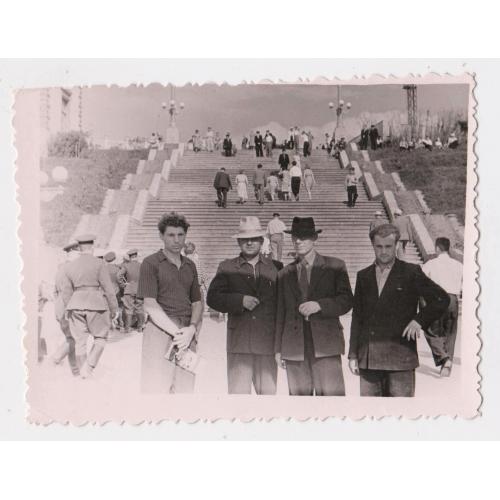 Чоловіки на фоні сходів - місто невідоме = фото 1950-х р \\