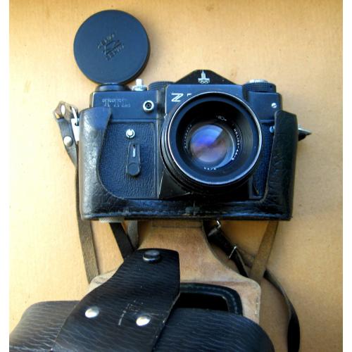 Фотоапарат - Зенит  - ZENIT TTL = об'єктив HELIOS-44-2 = робочий = період СРСР \\
