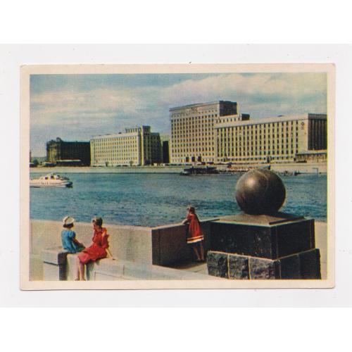 МОСКВА - НОВЫЕ ДОМА на ФРУНЗЕНСКОЙ НАБЕРЕЖНОЙ = листівка 1957 р = ПЕТРУСОВ = чиста = тир 350 тис. \\