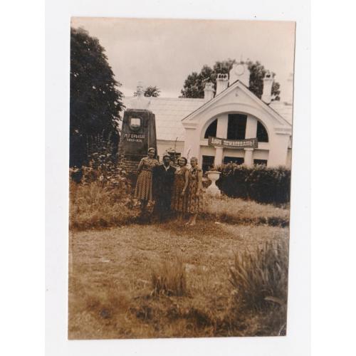 Палац Скібнєвських та погруддя Максима Горького - с. Голозубинці Хмельницька обл. = фото 1950-х р \\