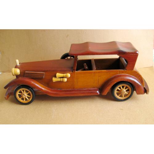 Велика дерев'яна модель старовинного автомобіля \\