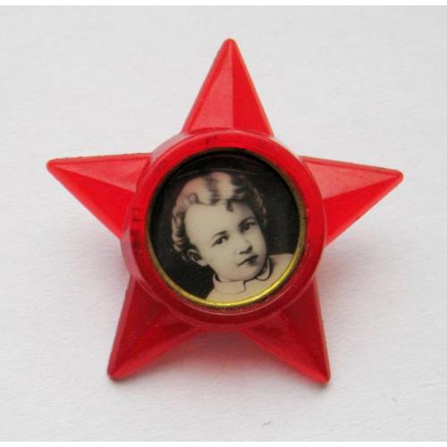 Жовтенятський значок = період СРСР = пластик - гарний стан