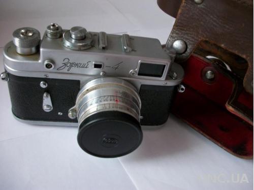 Фотоаппарат Зоркий-4, квадратные рельефные окна [из первых] 1958-год Юпитер-8 [Футляр, крышка]
