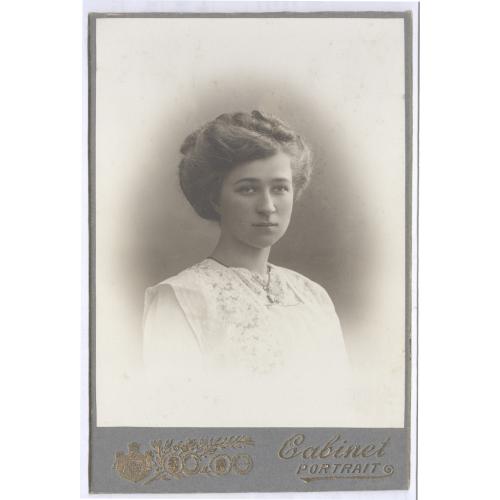 Киев Кабинетное фото Девушка 1913 Портрет Прическа Цепочка Кулон Мода Винтаж Kieff Cabinet portrait