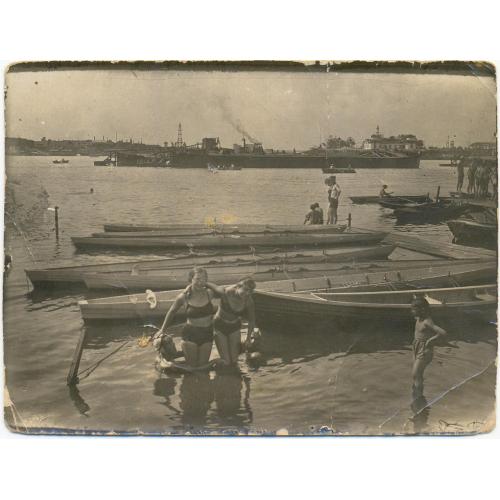 Водная станция 1934 год Лодка Баржа Пляж Река Типы Купальник Девушка