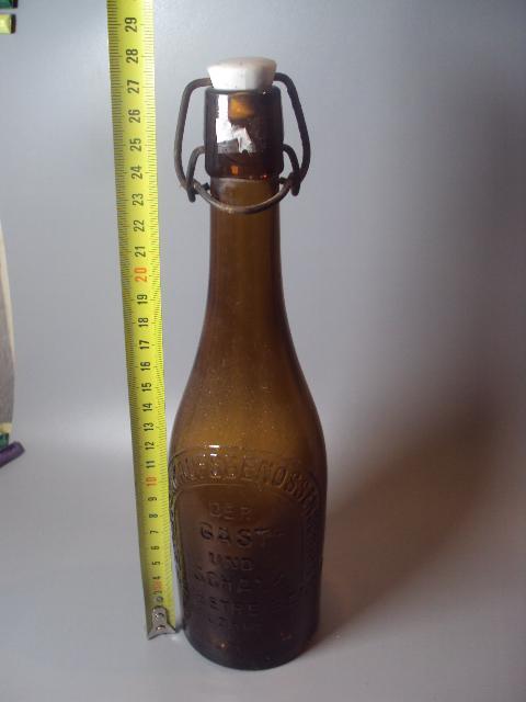 бутылка с фарфоровой пробкой der gast und schank gewersetreibenden высота 28 см скол на дне (№ 689)