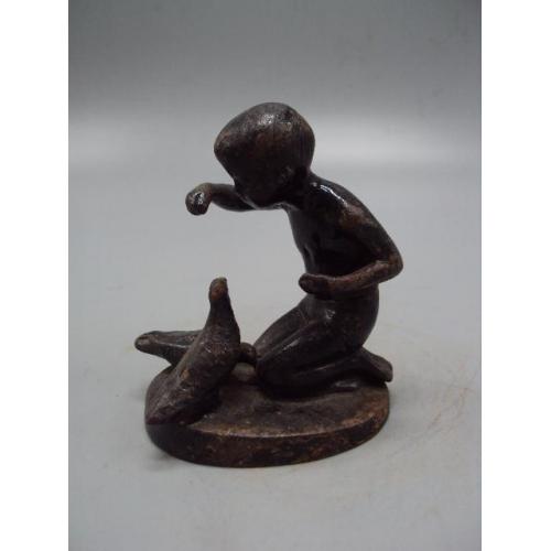 Фигура чугун статуэтка мальчик кормит голубей мальчик и голуби высота 8,8 см №13795
