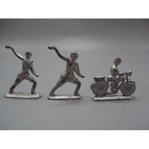 Детские игрушки фигурки миниатюра солдатики олово мотоциклист и солдат с гранатой лот 3 шт №15650
