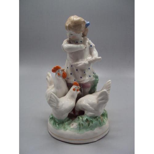 Фигура фарфор статуэтка Дулево девочка кормит кур кормящая курей птиц высота 18 см №14454
