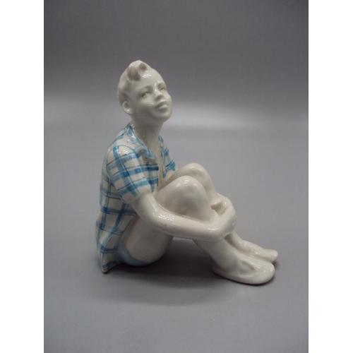 Фигура фарфор статуэтка Дулево мечтатель мальчик сидит мечтает высота 13,5 см №14506