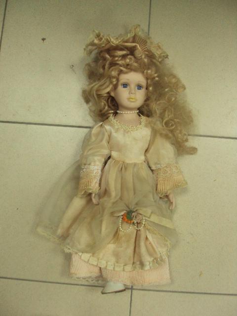 фарфоровая кукла 40 см (нет одной ноги) №1100
