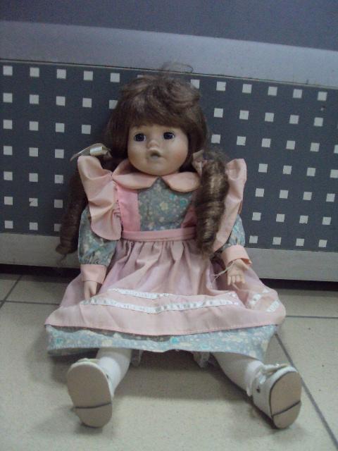 фарфоровая кукла с хвостиками в розовом фартушке №2937