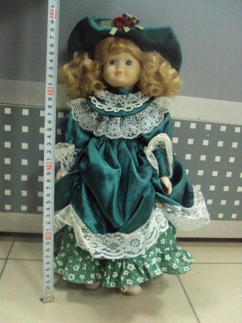 фарфоровая кукла в зеленом платье и шляпке 38 см №2939